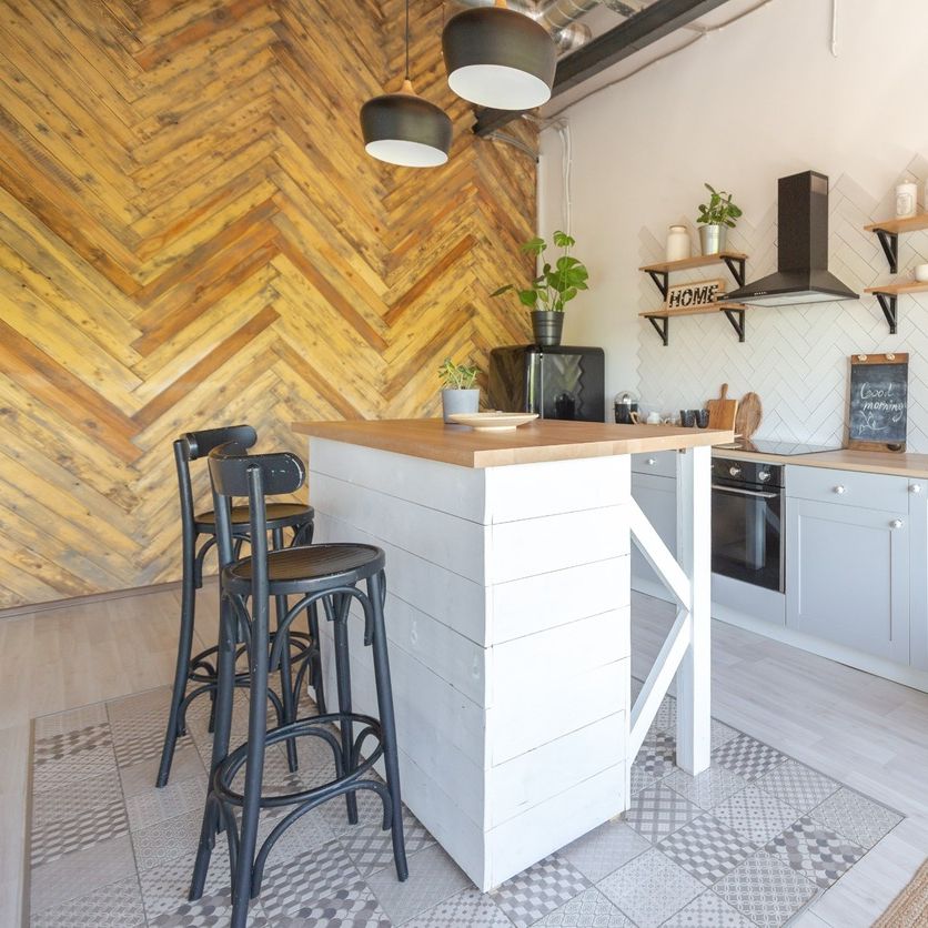 cocina americana de diseño con pared madera espiga